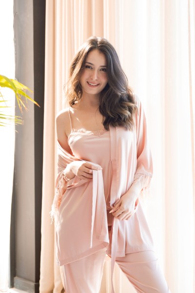 Ensemble satin nude Bride to be kimono top pantalon dentelle plumes