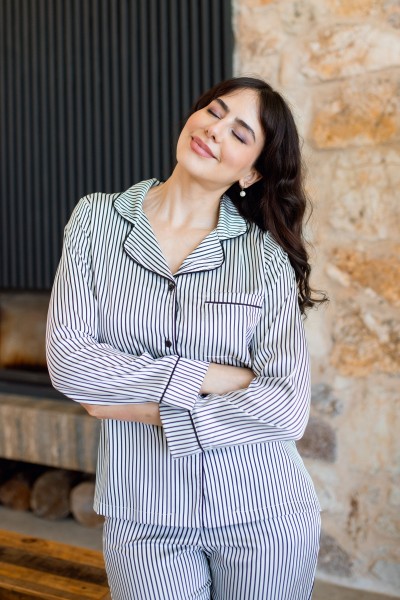 Pyjama femme satin oversize rayé noir et blanc – chemise et pantalon style boyfriend
