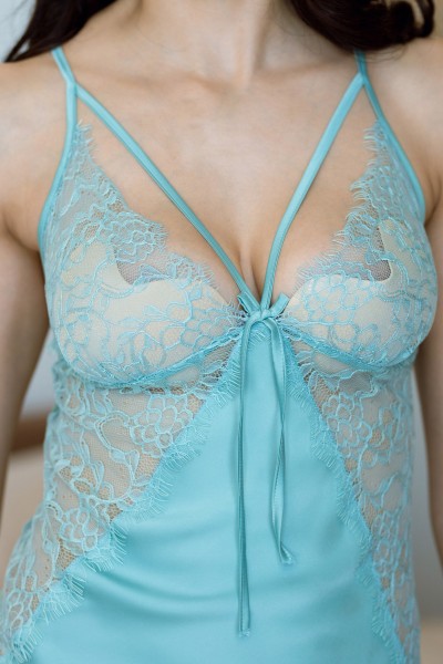 Nuisette satin de soie bleu ciel avec dentelle florale et dos croisé