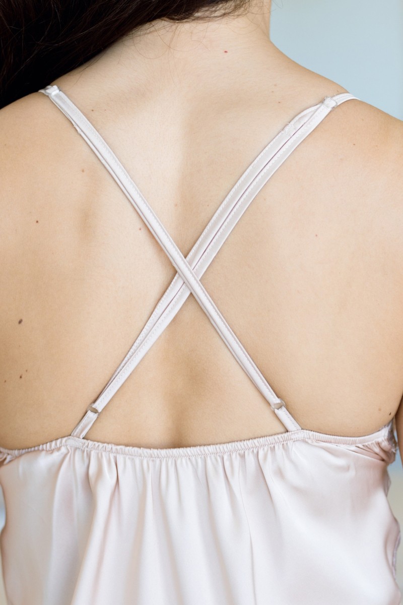 Nuisette satin de soie nude poudré avec dentelle florale et dos croisé