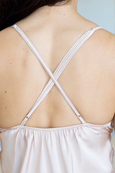 Nuisette satin de soie nude poudré avec dentelle florale et dos croisé