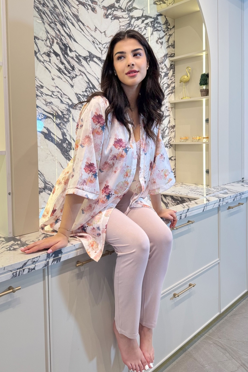 Femme portant un ensemble pyjama 4 pièces avec short fleuri et top en coton – GLOSSY ENVY