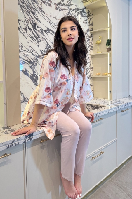 Femme portant un ensemble pyjama 4 pièces avec short fleuri et top en coton – GLOSSY ENVY
