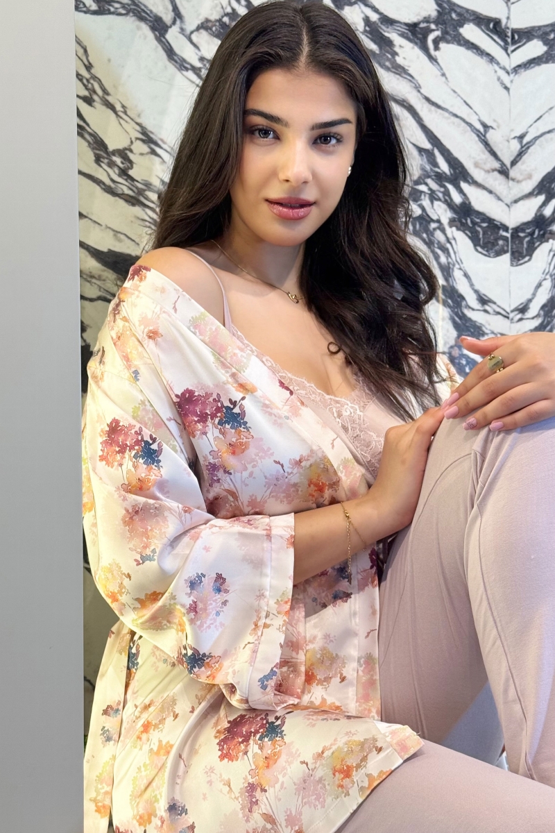 Femme portant un ensemble pyjama 4 pièces avec short fleuri et top en coton – GLOSSY ENVY