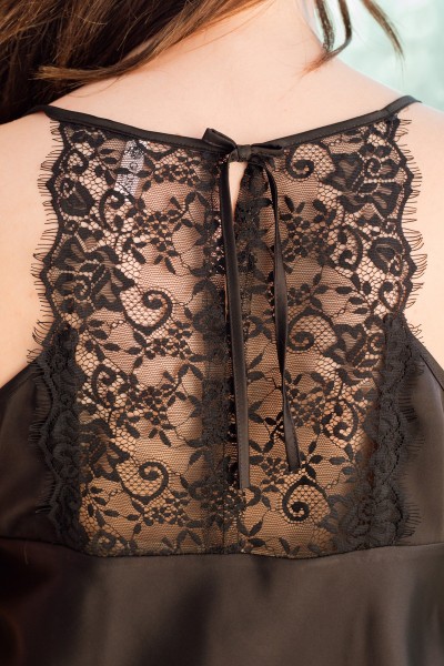 Ensemble pyjama femme caraco et short en satin avec dentelle raffinée