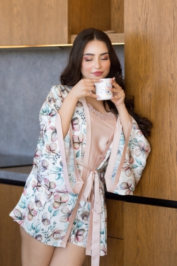 Pyjama femme 4 pièces satin – kimono imprimé & top rose nude avec dentelle