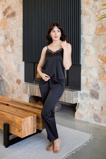 Pyjama femme 4 pièces satin noir – kimono rayé noir et blanc et top dentelle