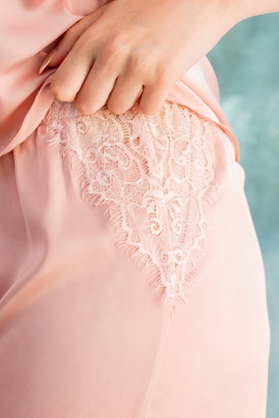 Ensemble pyjama femme caraco et short en satin avec dentelle raffinée