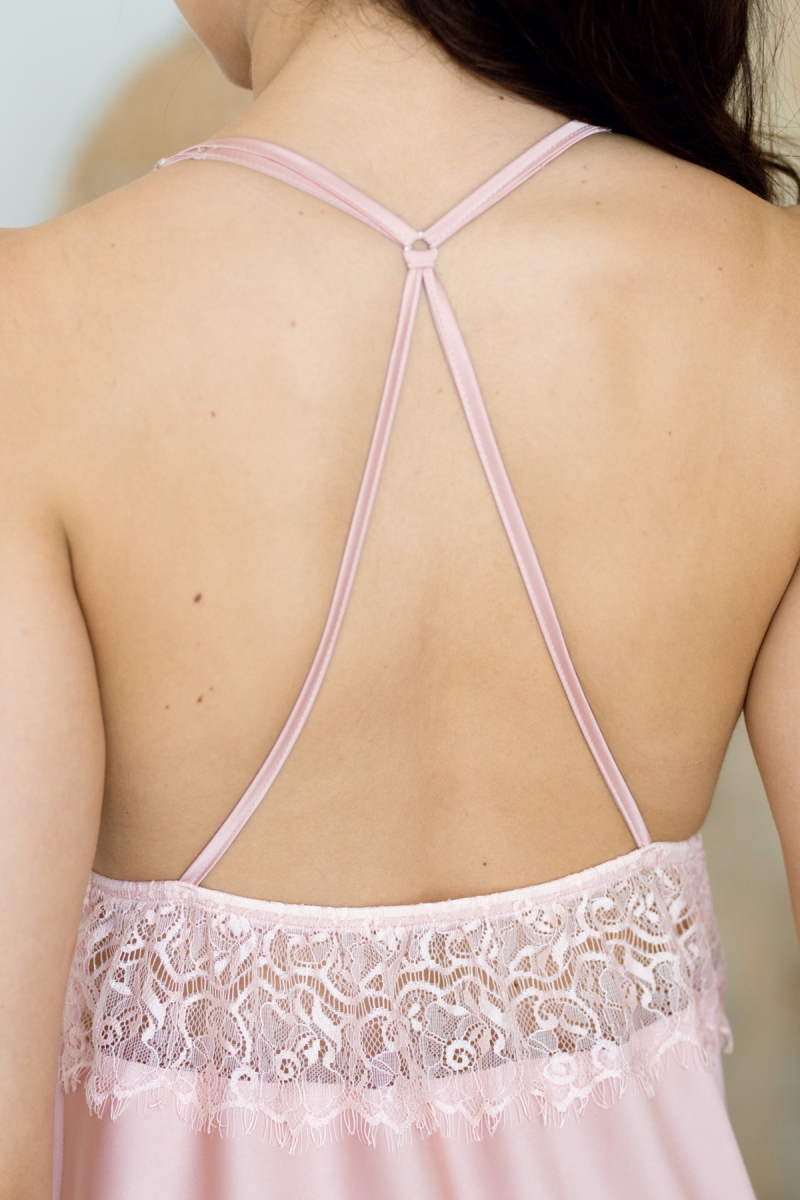 Nuisette rose satin et dentelle avec bretelles croisées et nouées au dos