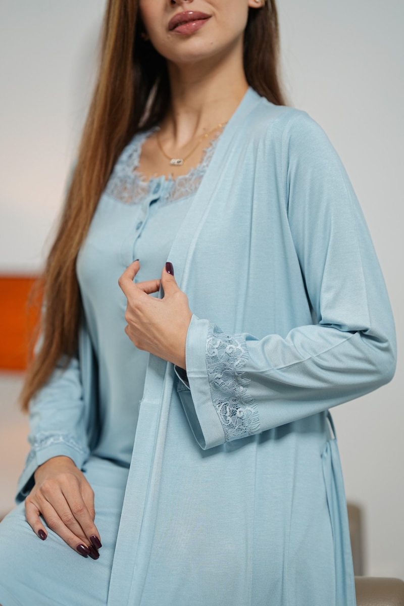 Gros plan sur le kimono maternité bleu avec dentelle aux manches, ensemble deux pièces Glossy Envy.