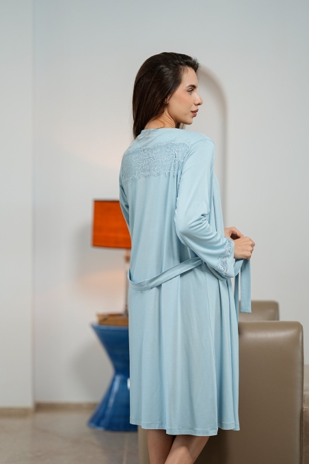 Vue arrière du kimono maternité bleu avec dentelle, ensemble confort Glossy Envy.