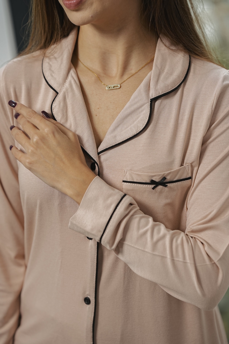 Gros plan sur la chemise de pyjama boyfriend rose avec col contrasté et petite poche Glossy Envy.