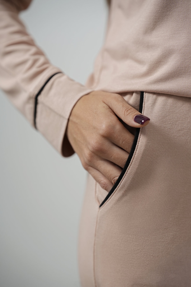 Détail de la poche du pyjama boyfriend rose avec bordure noire, ensemble Glossy Envy.