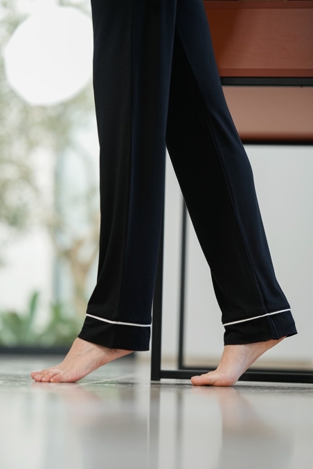 Bas du pantalon de pyjama boyfriend noir avec liseré blanc, coupe fluide Glossy Envy.