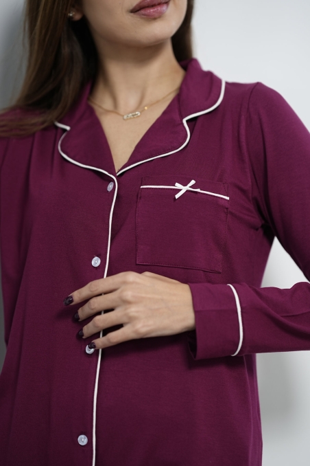 Gros plan sur la chemise de pyjama prune avec liseré contrasté blanc, modèle Glossy Envy.