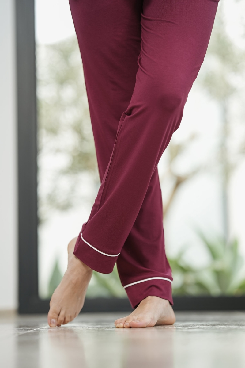 Bas du pantalon de pyjama prune avec bordure blanche, coupe fluide et féminine Glossy Envy.