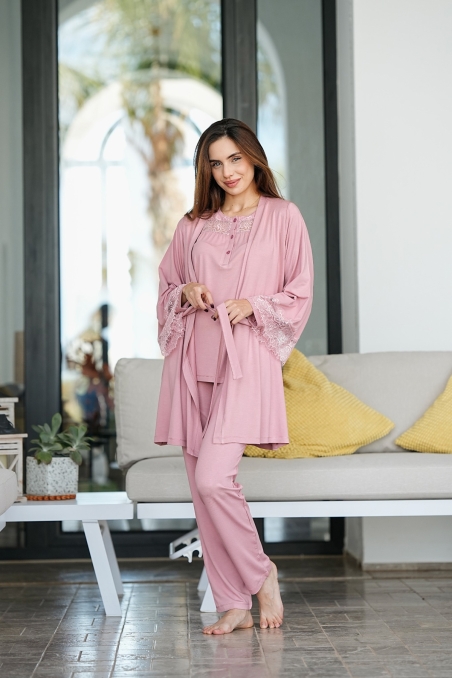 Femme portant un pyjama maternité 3 pièces rose avec kimono en dentelle, ensemble confortable Glossy Envy.