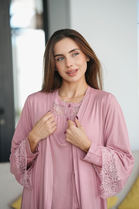 Gros plan du pyjama maternité rose avec kimono et détails en dentelle, modèle 3 pièces Glossy Envy.