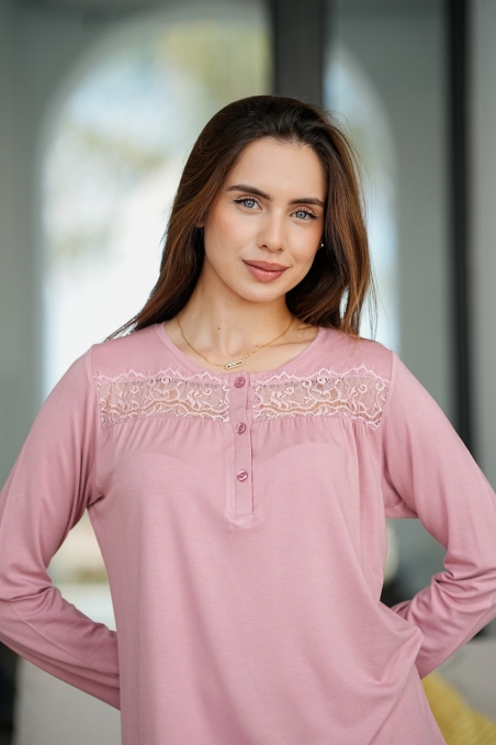 Gros plan sur le haut du pyjama maternité rose, dentelle raffinée et boutons décoratifs Glossy Envy.