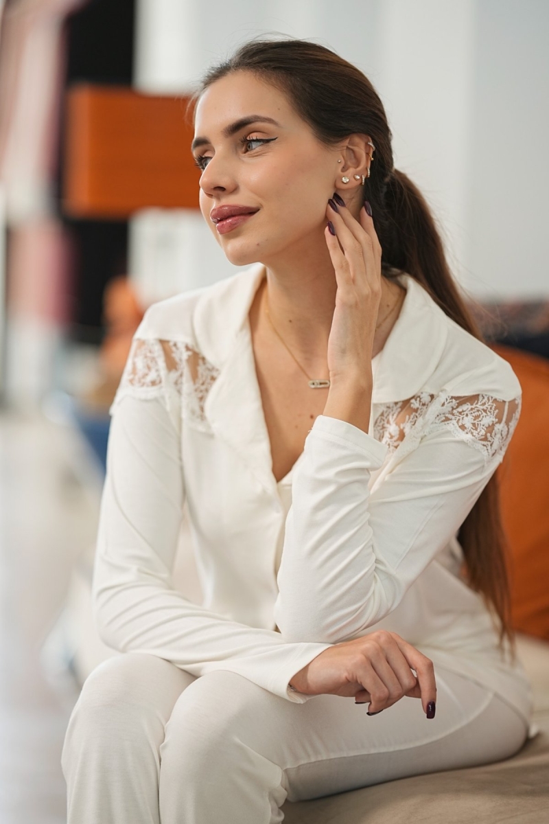 Gros plan du pyjama ivoire avec détails dentelle et col boutonné – modèle Glossy Envy.