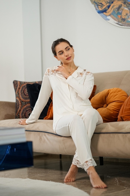 Pyjama 2 pièces ivoire pour femme, haut boutonné avec dentelle aux épaules – Glossy Envy.