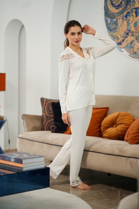 Pyjama ivoire élégant, ensemble 2 pièces avec dentelle sur les épaules – Glossy Envy.