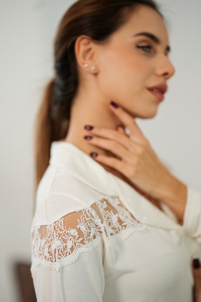 Détail dentelle du haut de pyjama ivoire – ensemble femme Glossy Envy.