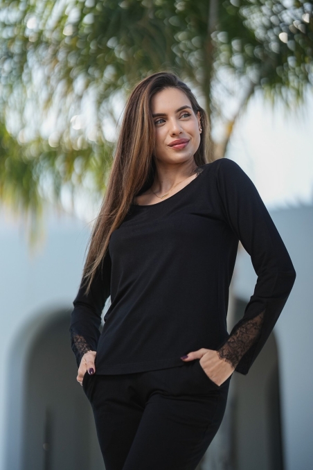 Haut de pyjama noir avec col dentelle et manches longues – ensemble femme Glossy Envy.