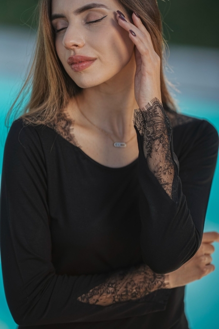 Gros plan du col en dentelle du pyjama noir femme – collection Glossy Envy.