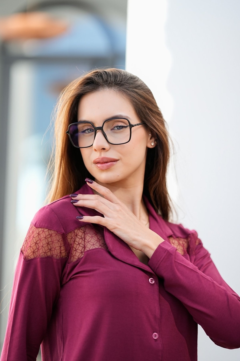 Haut de pyjama prune femme, col classique et inserts dentelle raffinés – Glossy Envy.