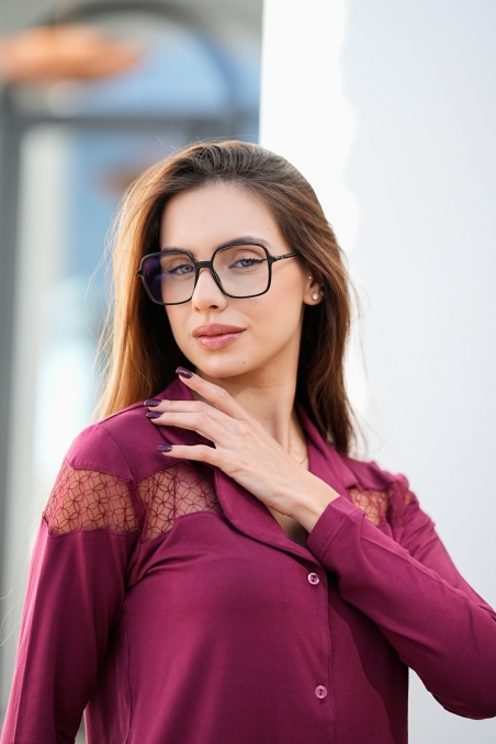 Haut de pyjama prune femme, col classique et inserts dentelle raffinés – Glossy Envy.