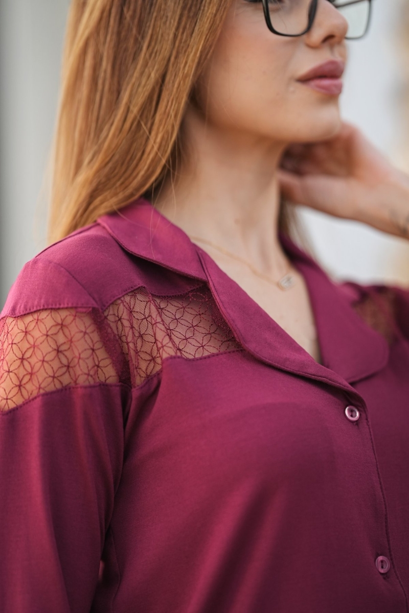 Détails dentelle sur épaules du pyjama prune, ensemble boutonné – Glossy Envy.