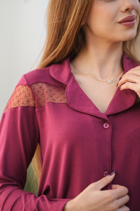 Zoom sur le col et les boutons du pyjama prune femme – Glossy Envy.