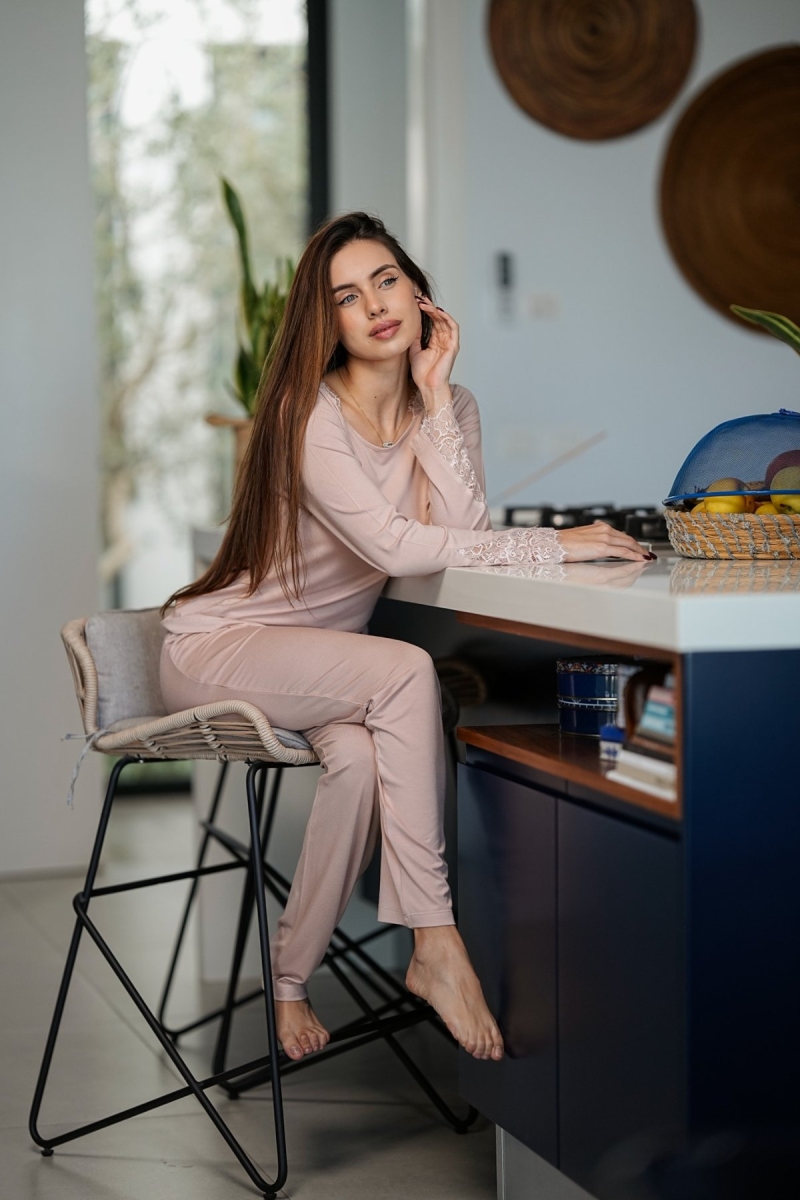 Pyjama 2 pièces nude femme avec manches dentelle, tenue confortable Glossy Envy.