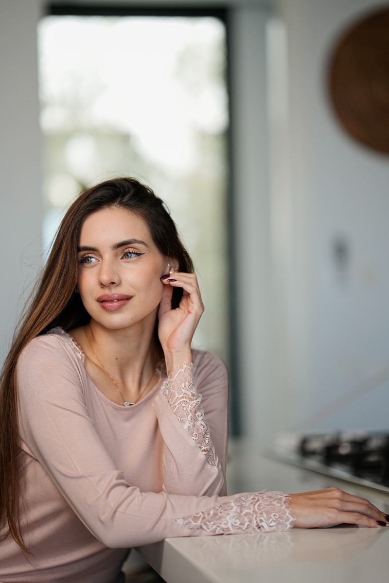 Haut de pyjama nude femme – détails dentelle sur les manches et look élégant.