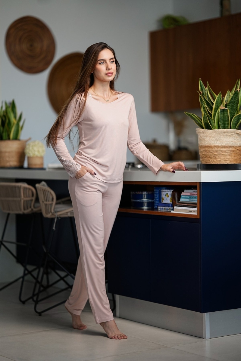 Ensemble pyjama nude femme – pull col rond et pantalon assorti Glossy Envy.