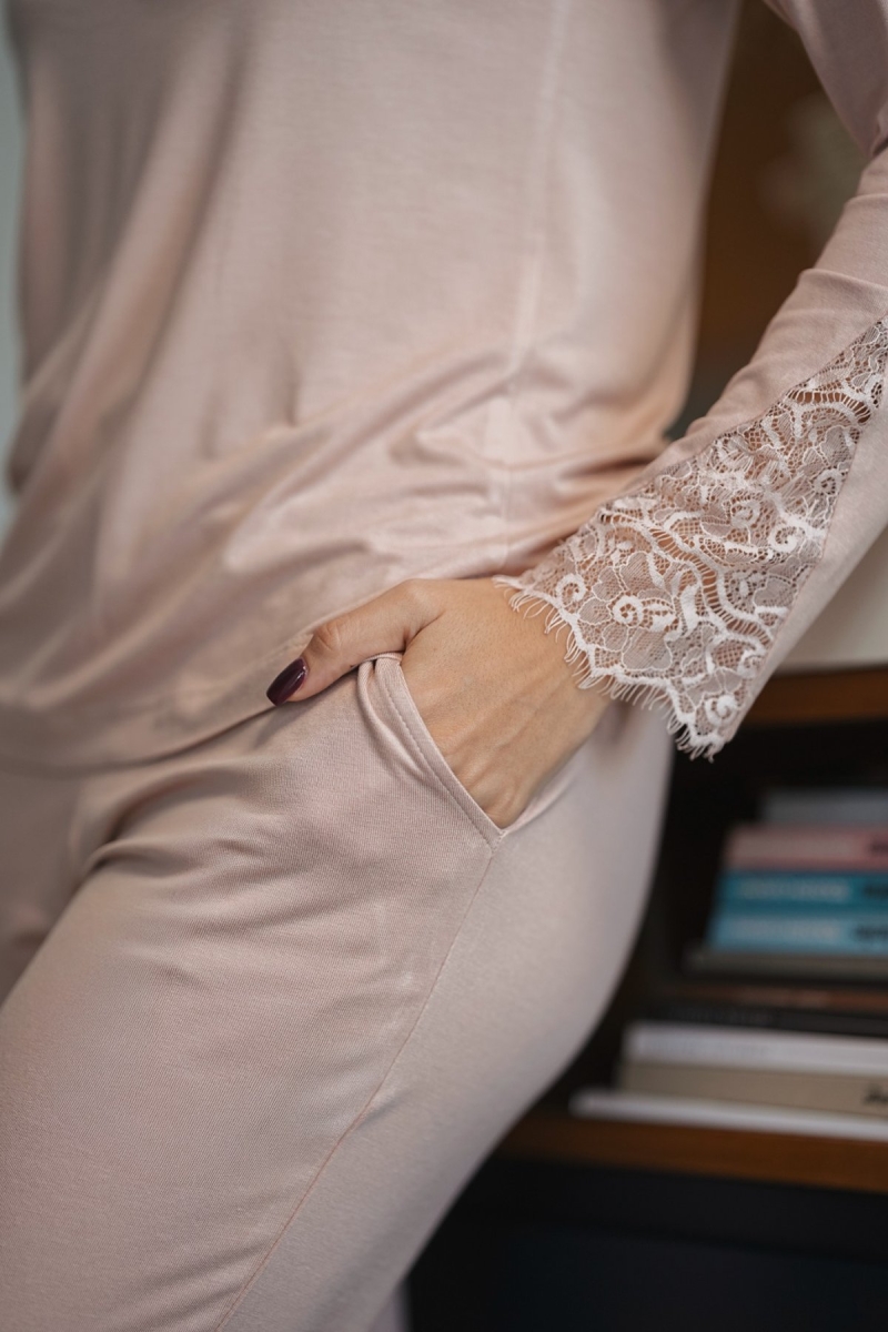 Zoom manche dentelle pyjama nude femme – finition délicate Glossy Envy.