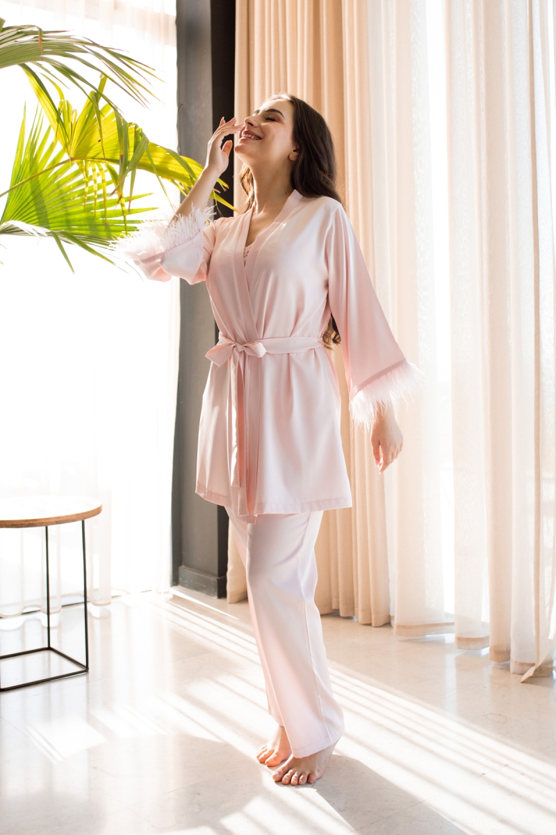 Ensemble satin rose Bride to be kimono top pantalon dentelle plumes
