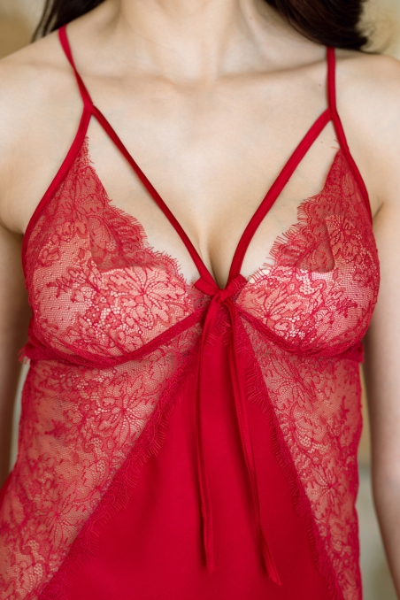 Nuisette satin de soie rouge avec dentelle florale et dos croisé