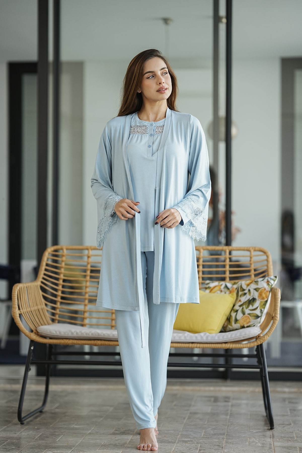 Femme portant un pyjama maternité 3 pièces bleu ciel avec kimono et dentelle , ensemble Glossy Envy.