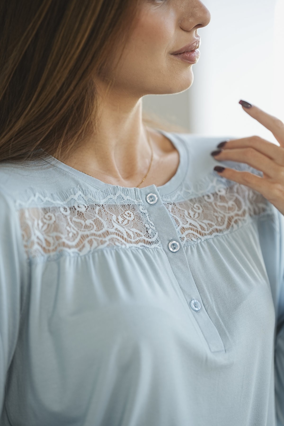 Détail du haut de pyjama maternité bleu ciel avec dentelle et boutons, modèle Glossy Envy.