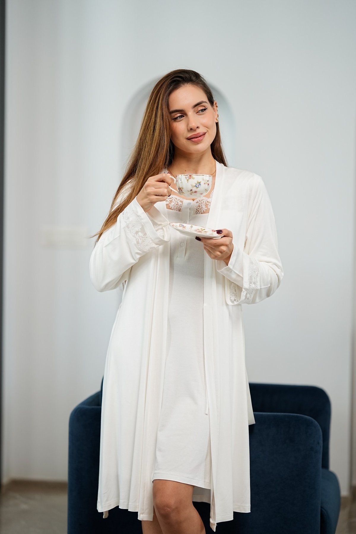 pyjama maternité ivoire deux pièces avec kimono et dentelle, ensemble Glossy Envy.