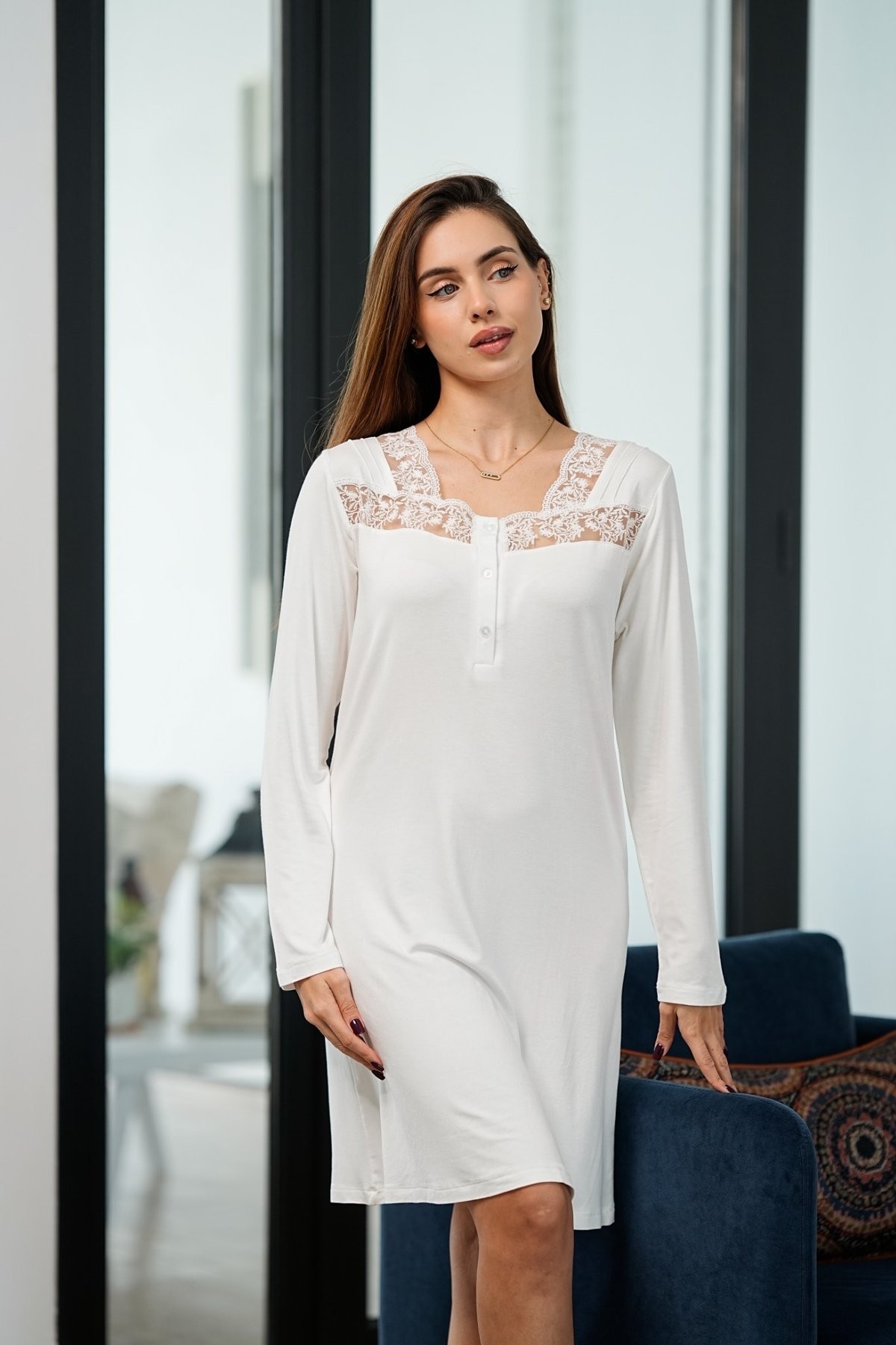 Robe de nuit maternité ivoire avec encolure dentelle et manches longues, modèle confortable Glossy Envy.