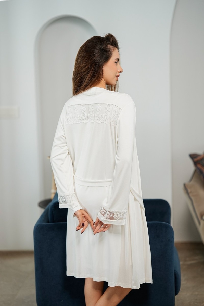 Vue arrière du pyjama maternité ivoire avec kimono et dentelle sur le dos, ensemble Glossy Envy.