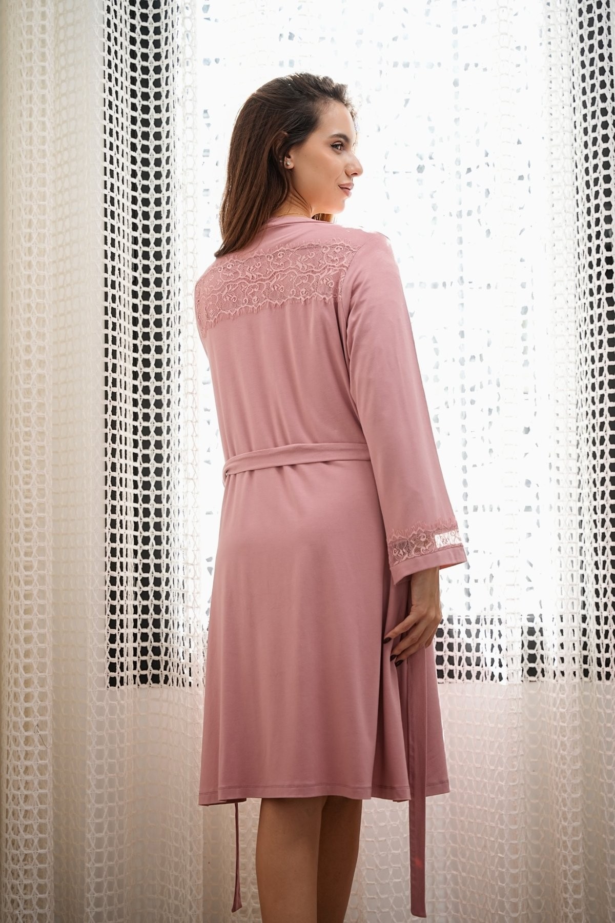 Vue arrière du kimono maternité rose avec dentelle, ensemble deux pièces Glossy Envy.