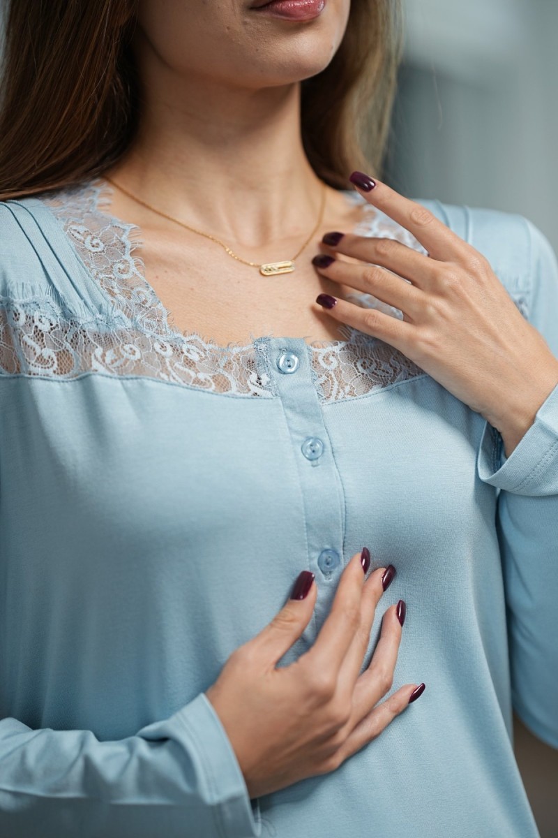 Détail de l’encolure en dentelle du pyjama maternité bleu Glossy Envy, boutons et tissu doux.