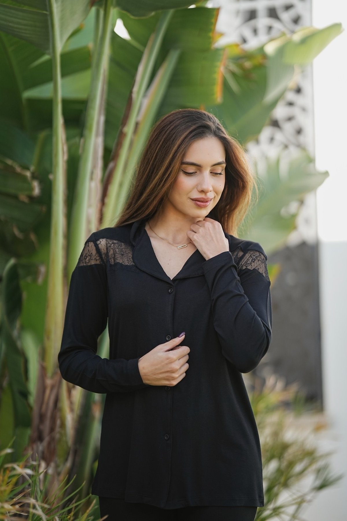 Haut boutonné pyjama noir femme – col classique et finition élégante Glossy Envy