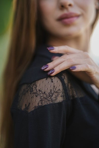 Détail dentelle haut épaule pyjama noir femme – ensemble 2 pièces haut-pantalon Glossy Envy