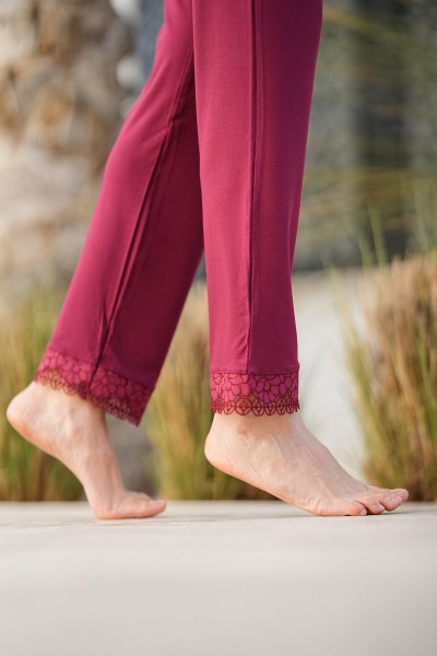 Bas de pyjama prune femme, pantalon fluide avec bord dentelle – Glossy Envy.