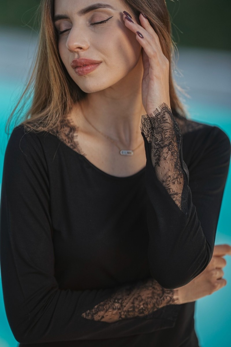 Gros plan du col en dentelle du pyjama noir femme – collection Glossy Envy.